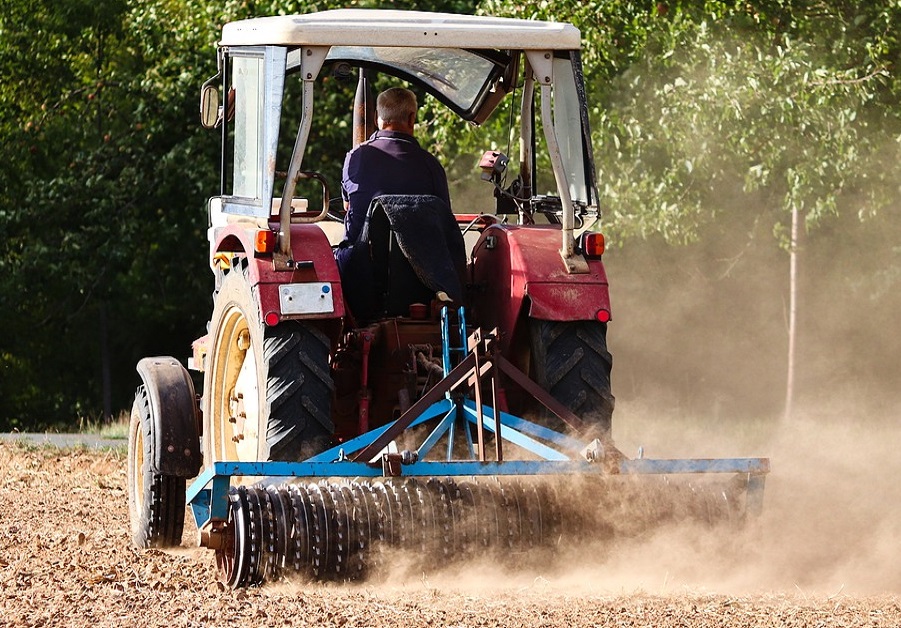tractor con un rulo o rodillo